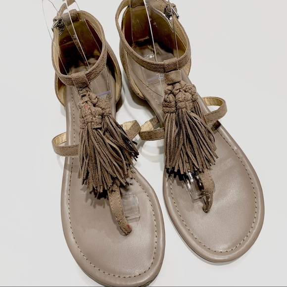 LIZ CLAIBORNE WEDGE THONG SANDALS NUDE COLOR WITH TUSSLE DETAIL - Picture 2 of 16